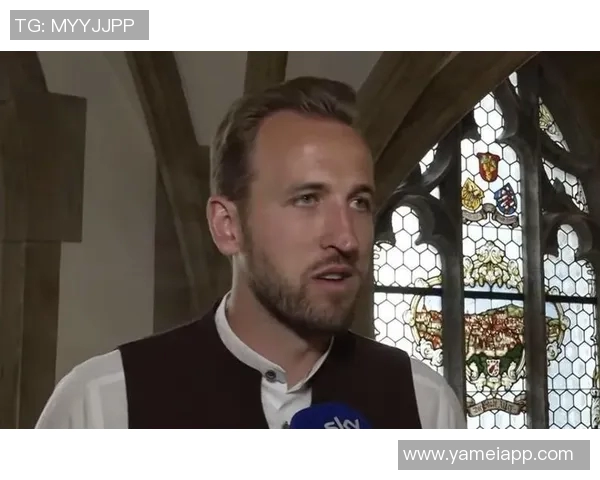 凯恩寒风中挥杆打高尔夫穆勒点赞为他加油打气